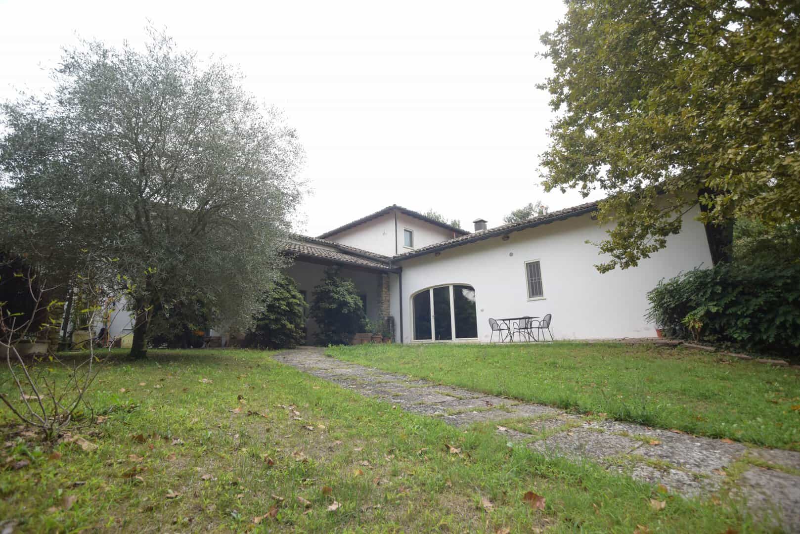 Villa immersa in parco privato a San Michele Tiorre