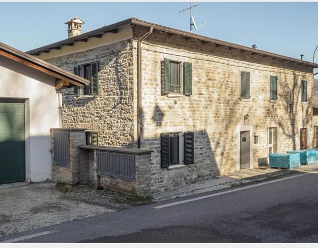 VENDESI DUE APPARTAMENTI IN FABBRICATO A SASSO