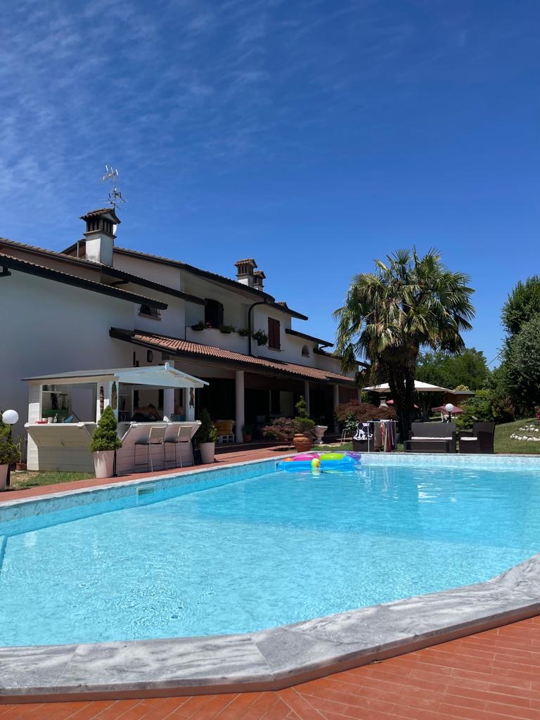 Villa bifamiliare lusso con piscina e bar