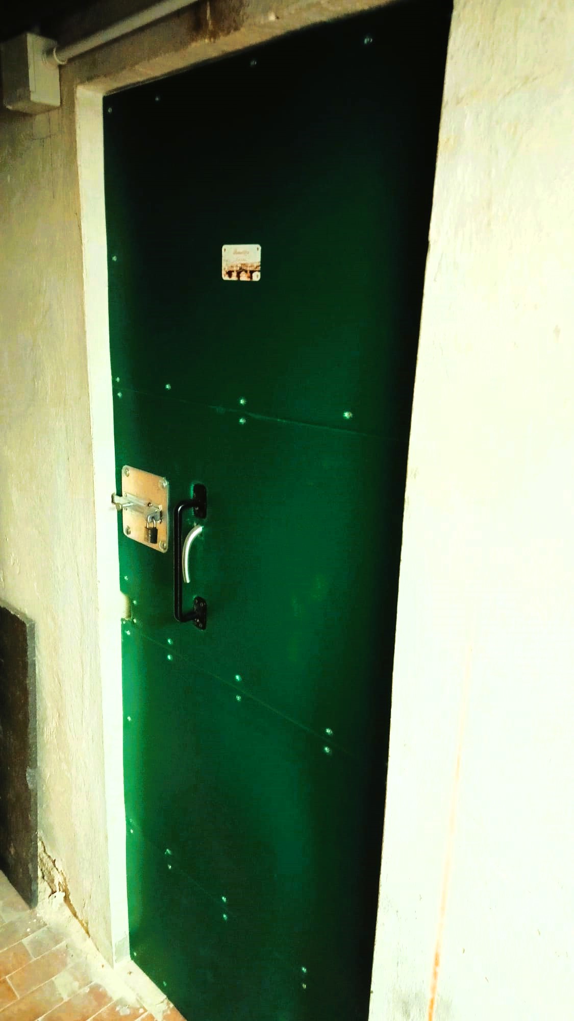 ALL’INTERNO DEL CONDOMINIO DI VIA BELLINI 40 SI VENDE locale uso CANTINA ATTREZZATA