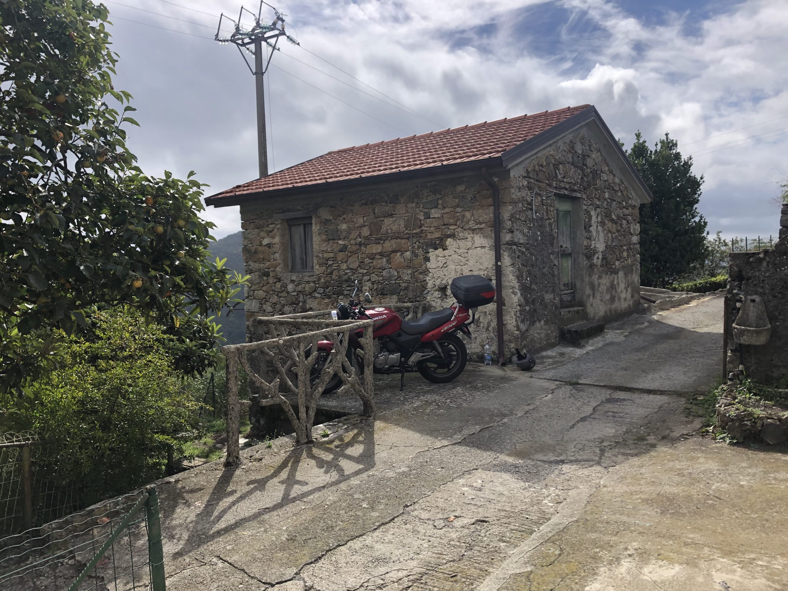 Casale con rustico, giardino e terreno in Val di Vara