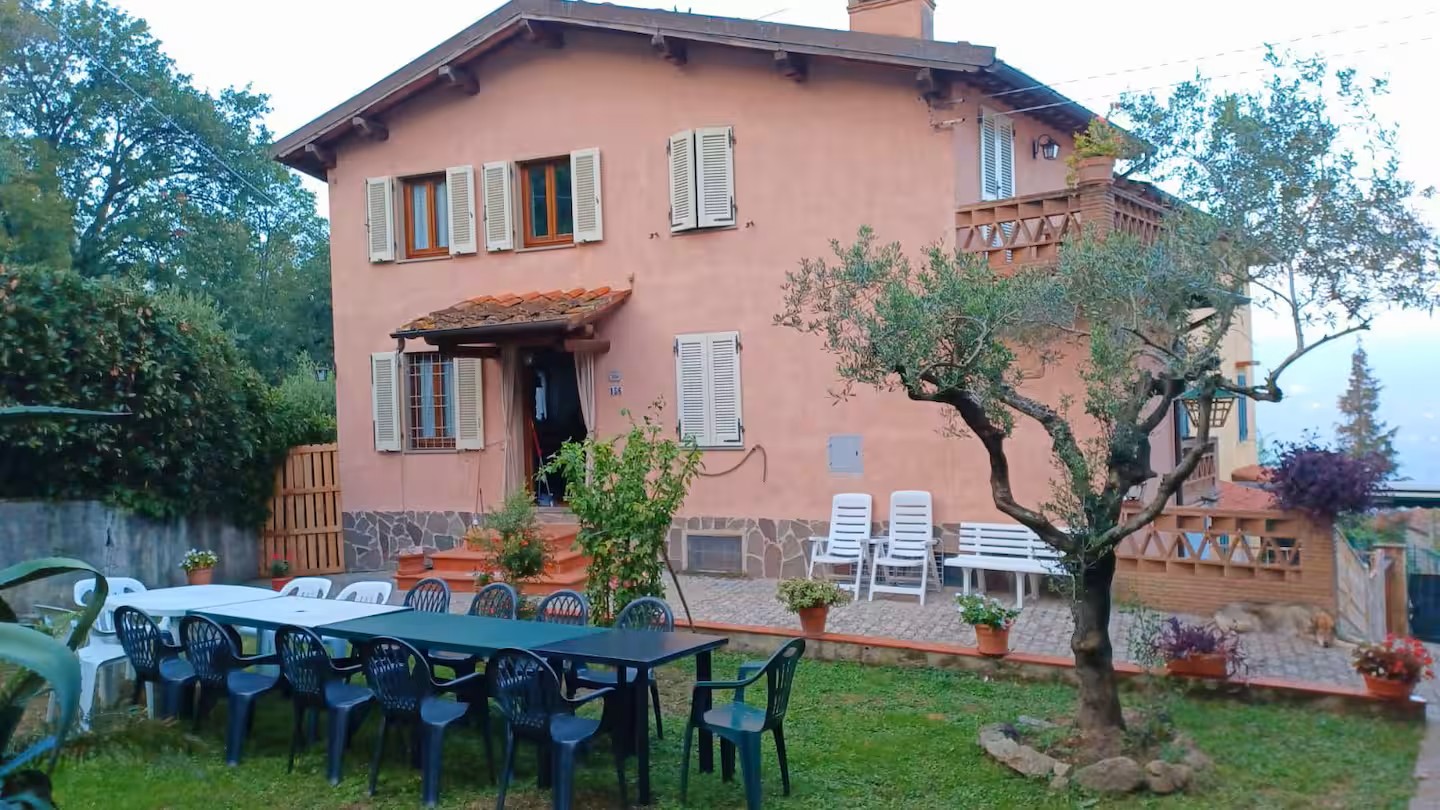 Tipica villa toscana con travi a vista e pavimento in cotto di 3 piani con giardino e uliveto in vendita