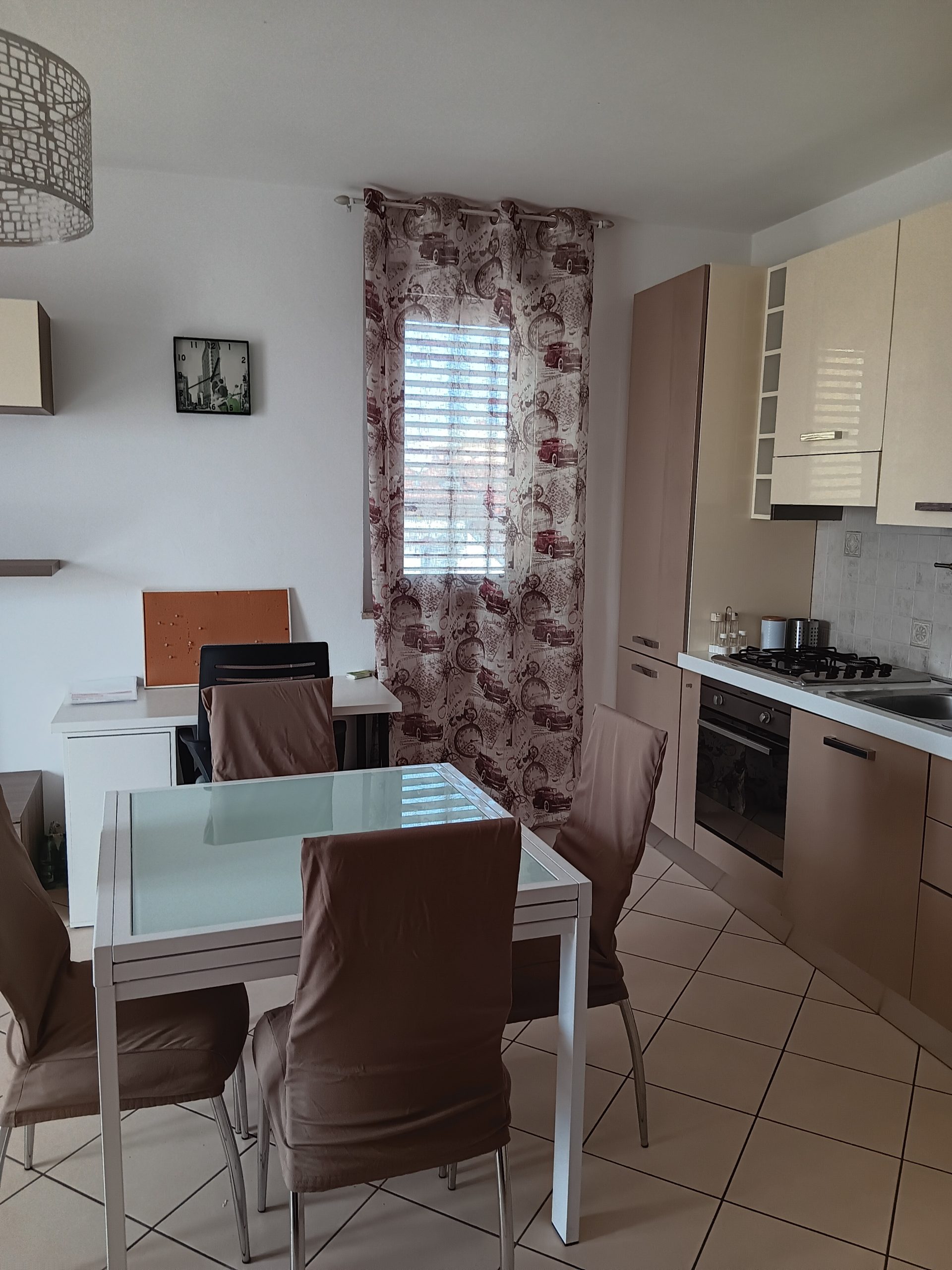 Caravaggio Centro: Monolocale Arredato con Box Auto e Pannelli Fotovoltaici.