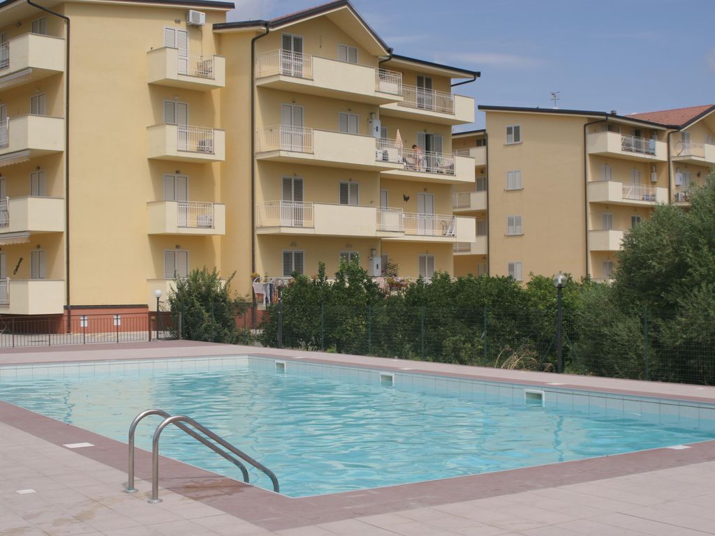Caulonia Marina: Mansarda Arredata con Piscina a soli €80.000!