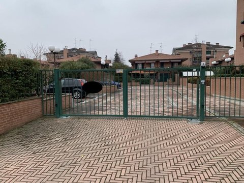 Posto Auto Scoperto in Zona Residenziale Tranquilla, a 5 Minuti dal Centro di Ferrara in  via dei Cedri, 10,Ferrara