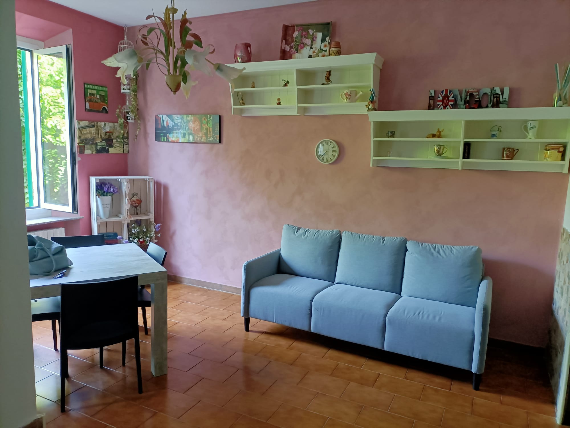 Affittasi camera in appartamento condiviso per studentesse/lavoratrice Image 1