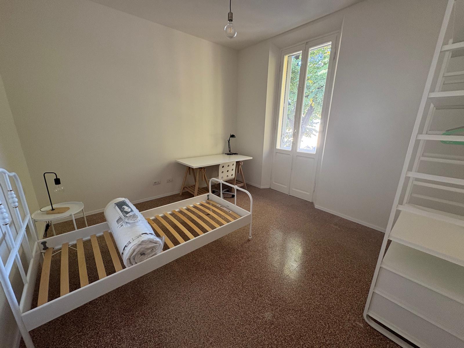 AFFITTASI in appartamento ristrutturato TRE STANZE PER SOLO DONNE STUDENTESSE/LAVORATRICI Image 1