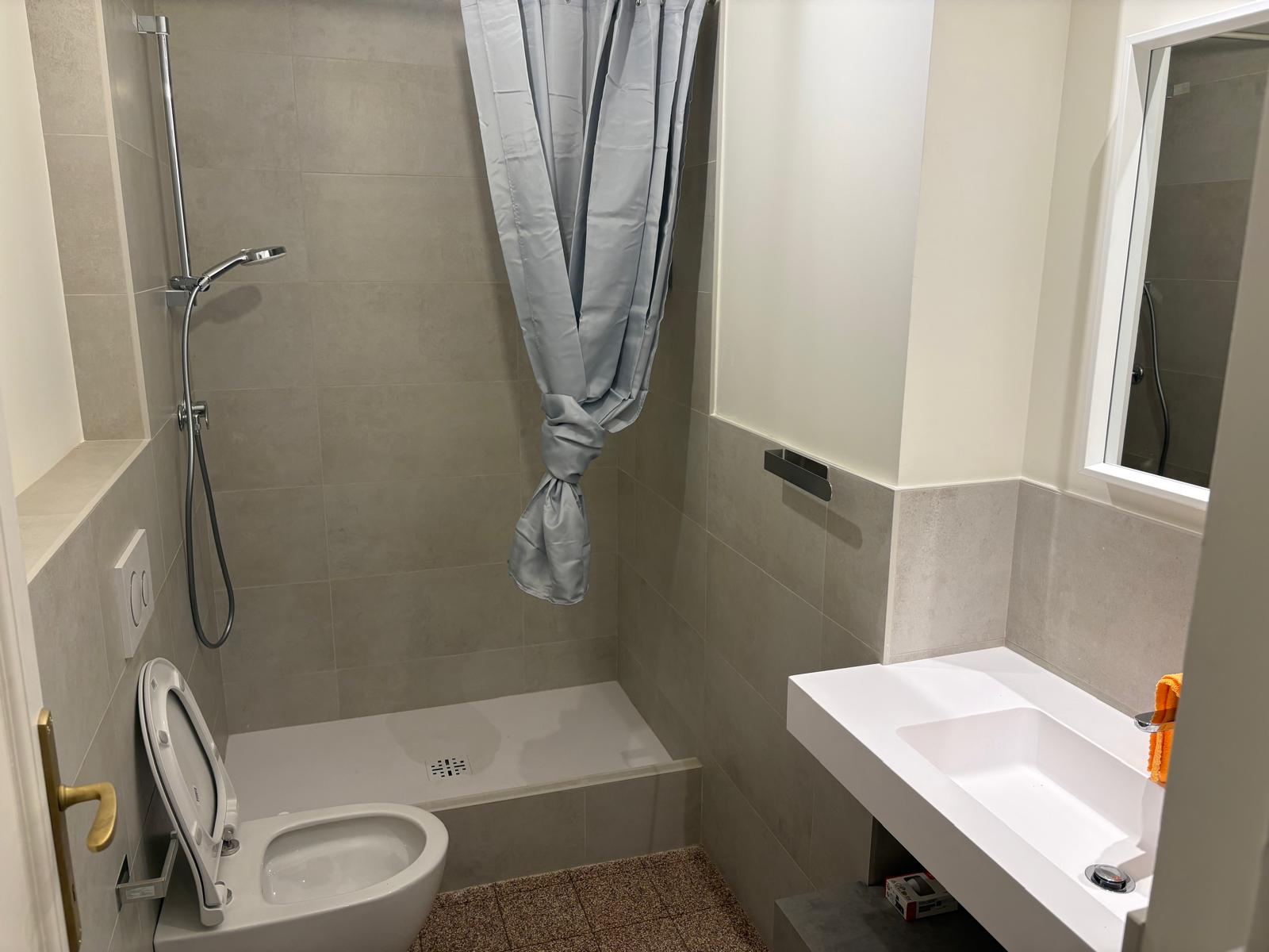 AFFITTASI in appartamento ristrutturato TRE STANZE PER SOLO DONNE STUDENTESSE/LAVORATRICI Image 3