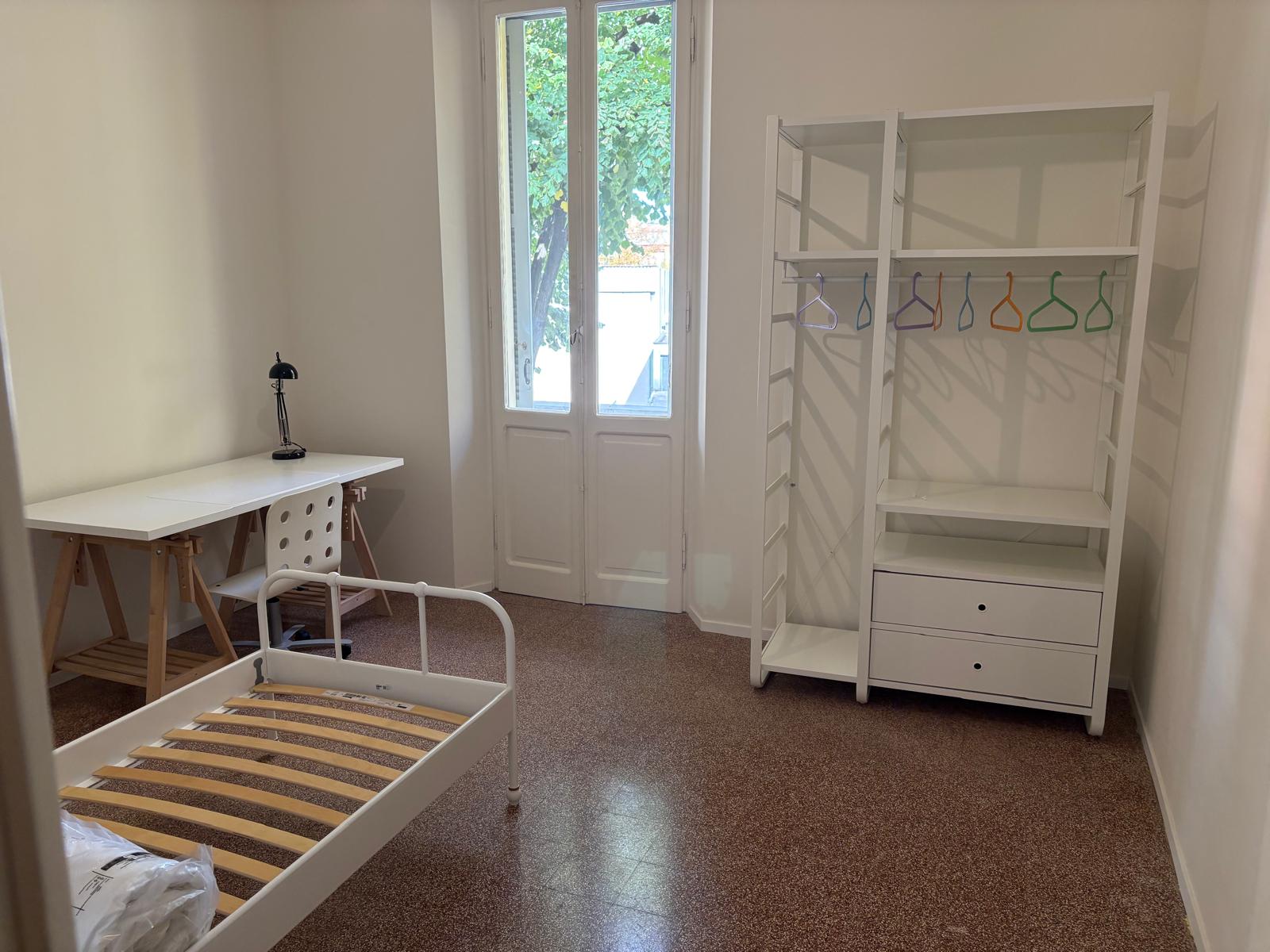 AFFITTASI in appartamento ristrutturato TRE STANZE PER SOLO DONNE STUDENTESSE/LAVORATRICI Image 5