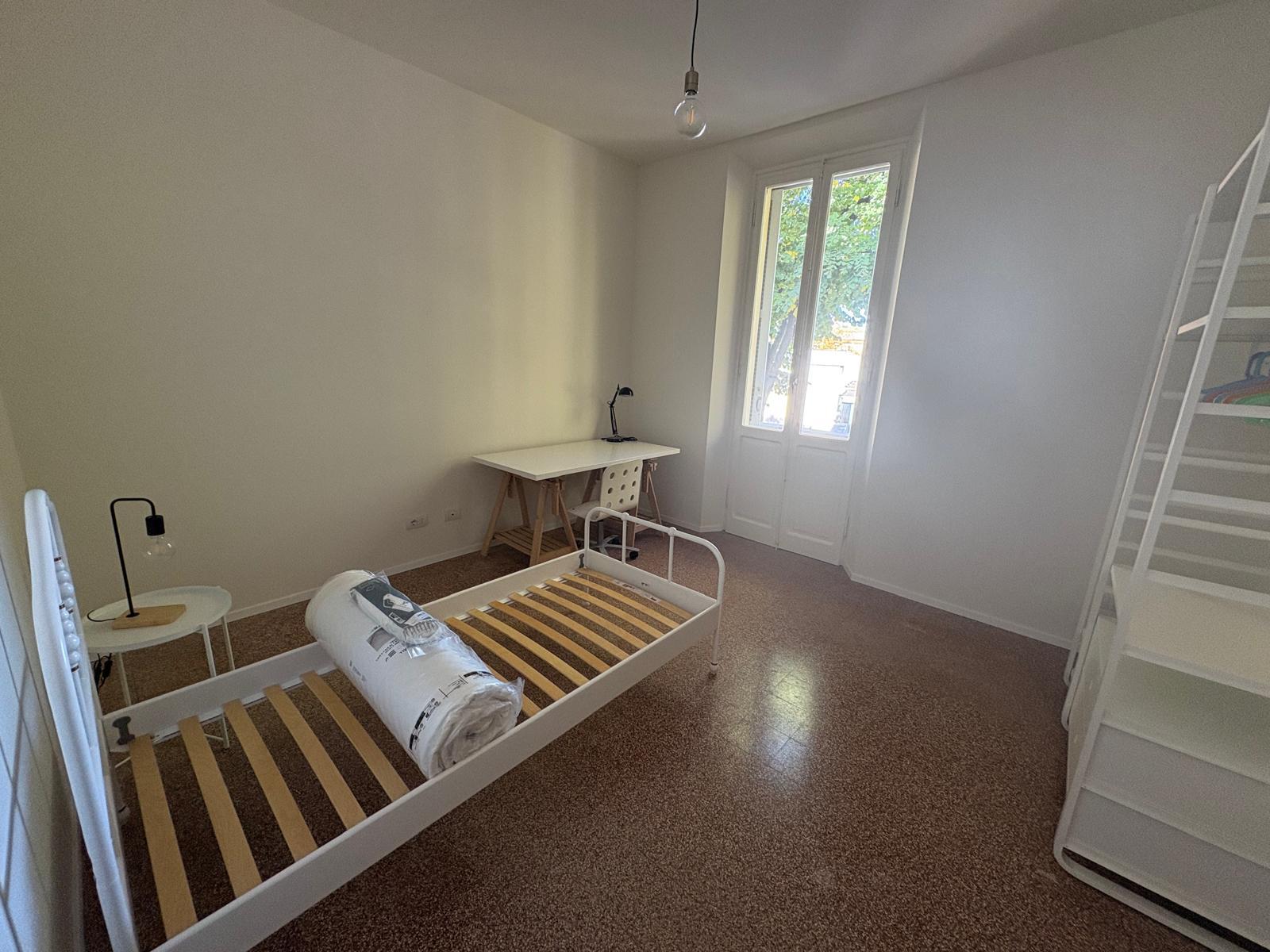 AFFITTASI in appartamento ristrutturato TRE STANZE PER SOLO DONNE STUDENTESSE/LAVORATRICI Image 6