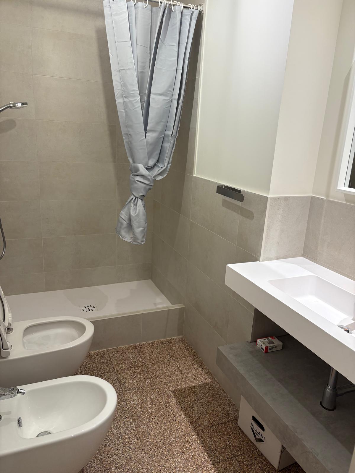 AFFITTASI in appartamento ristrutturato TRE STANZE PER SOLO DONNE STUDENTESSE/LAVORATRICI Image 10