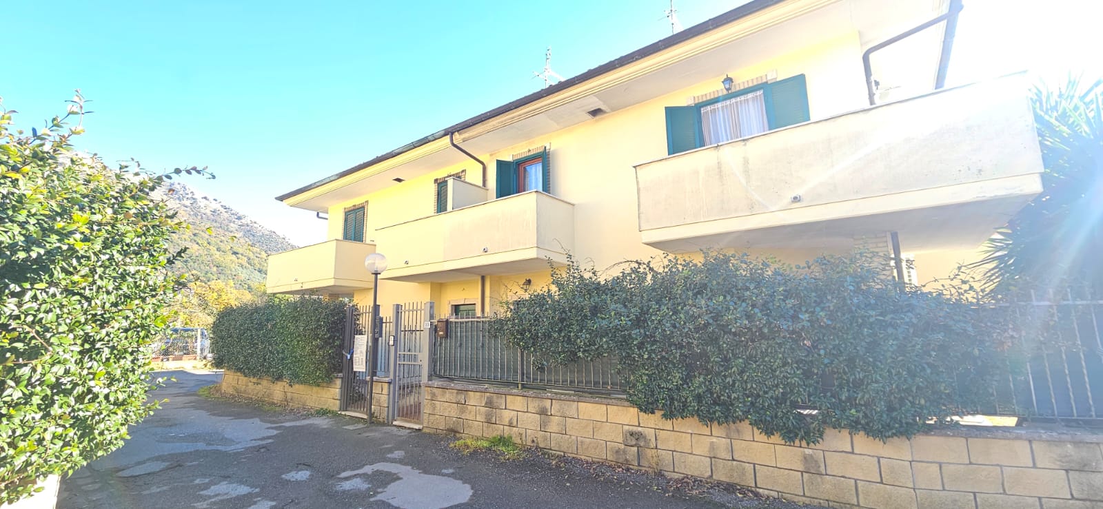 **Cave: Villetta Ristrutturata con Giardino, Terrazzi e Posto Auto**