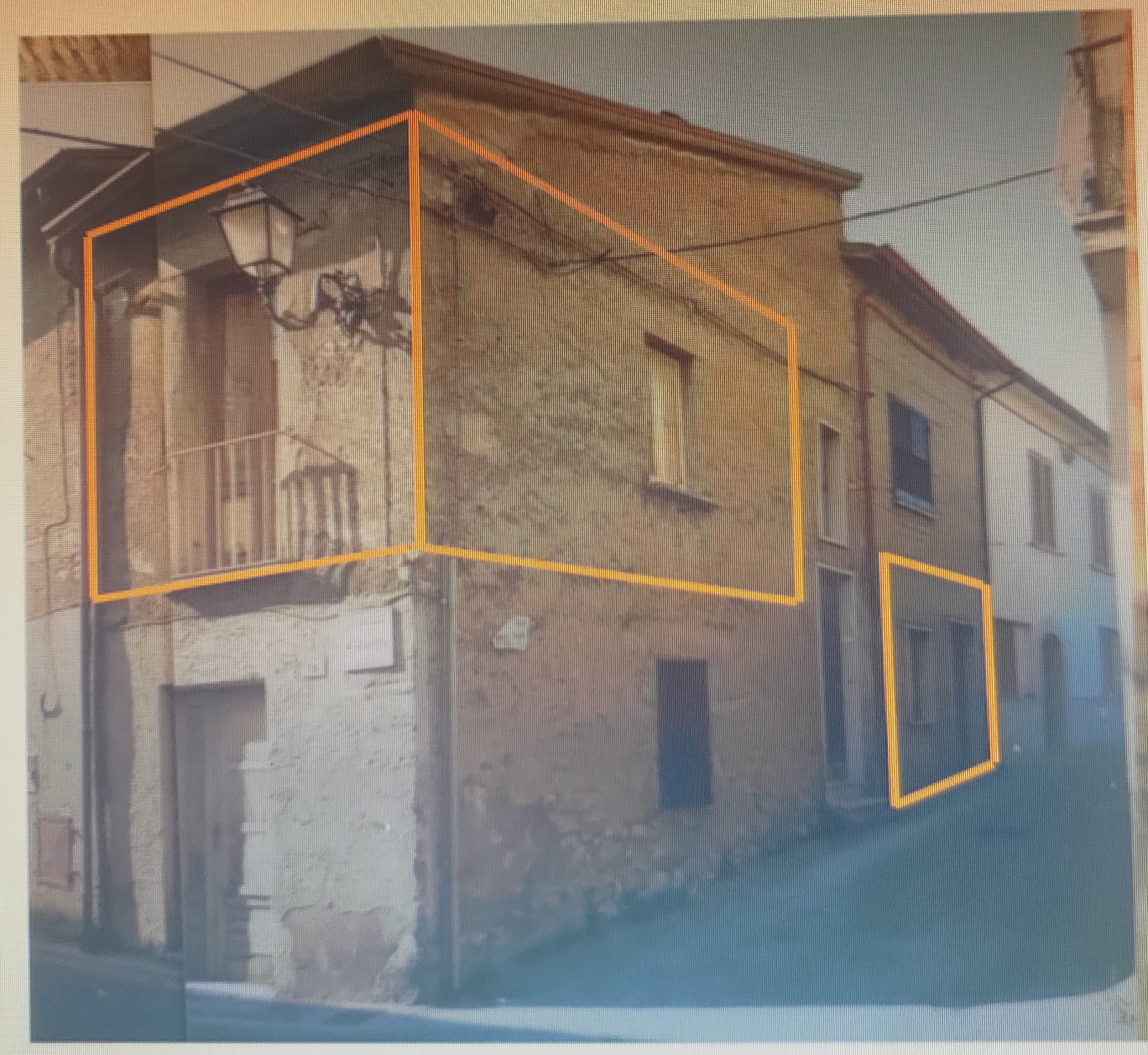 Vendo due locali in corso Caudino