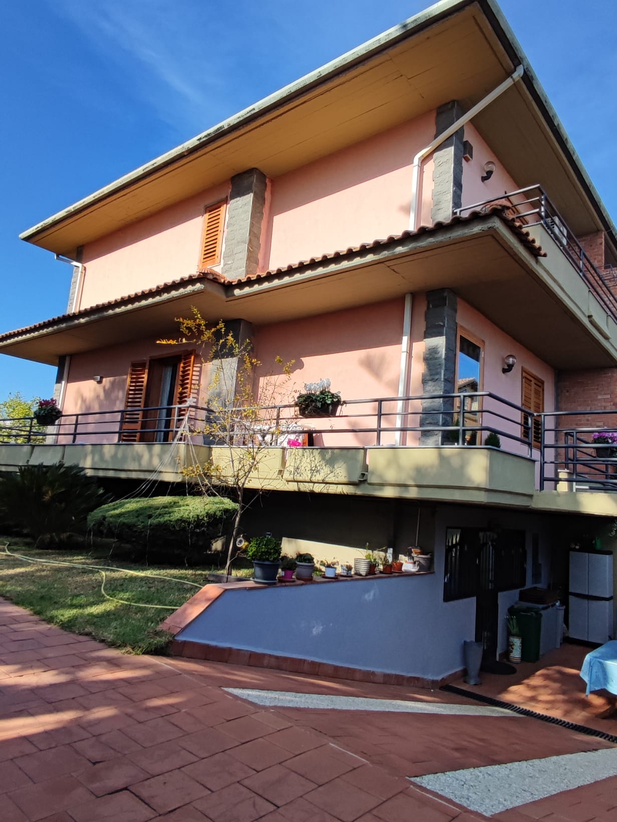 Villa a schiera angolare con 1000m di giardino