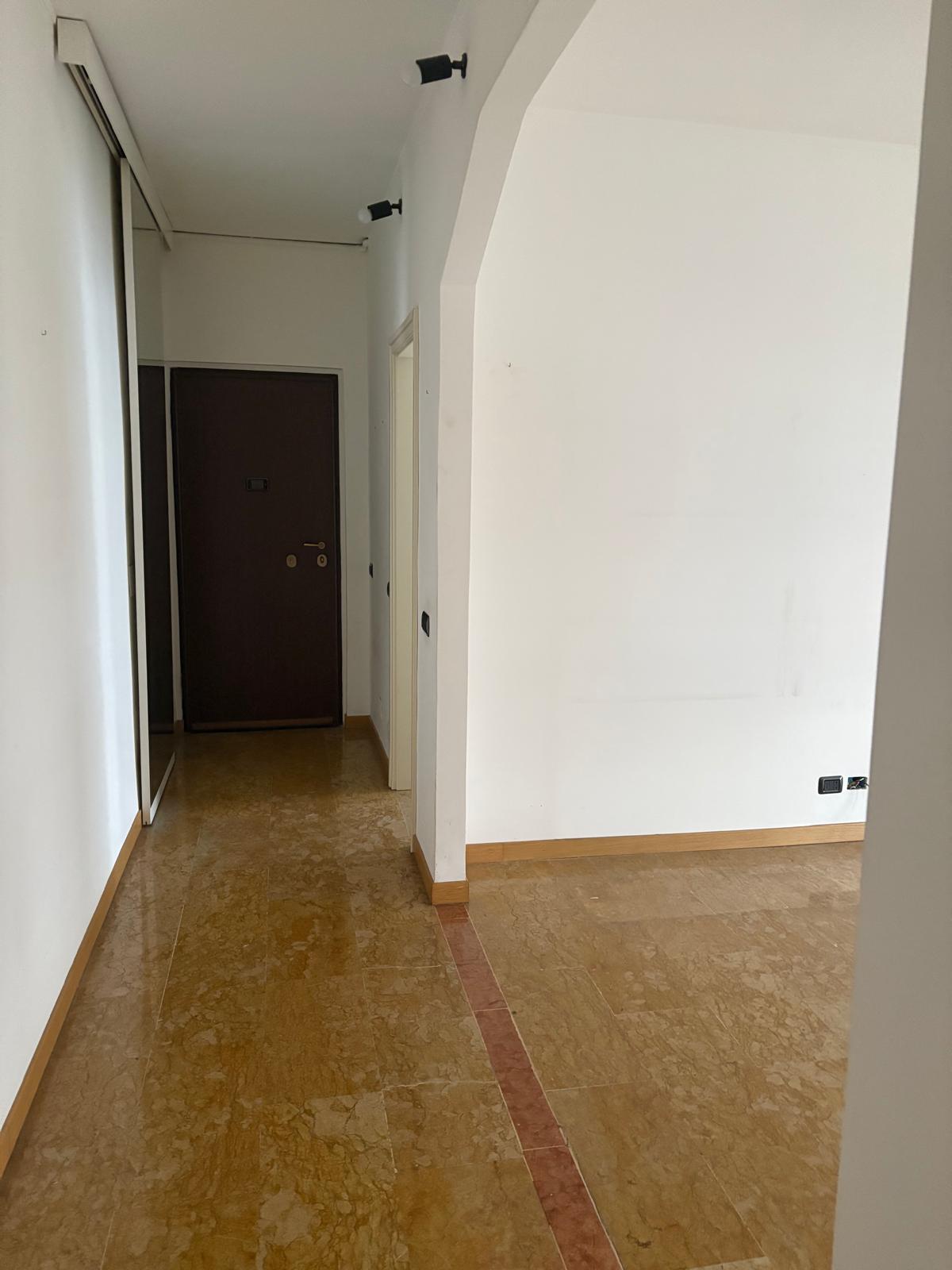 Milano, Corso Lodi: Trilocale con Terrazzo, A/C in Affitto.