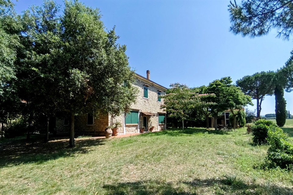 Rosignano Marittimo: Casale d’Epoca con 2000mq Giardino in Vendita a Soli 690000€!