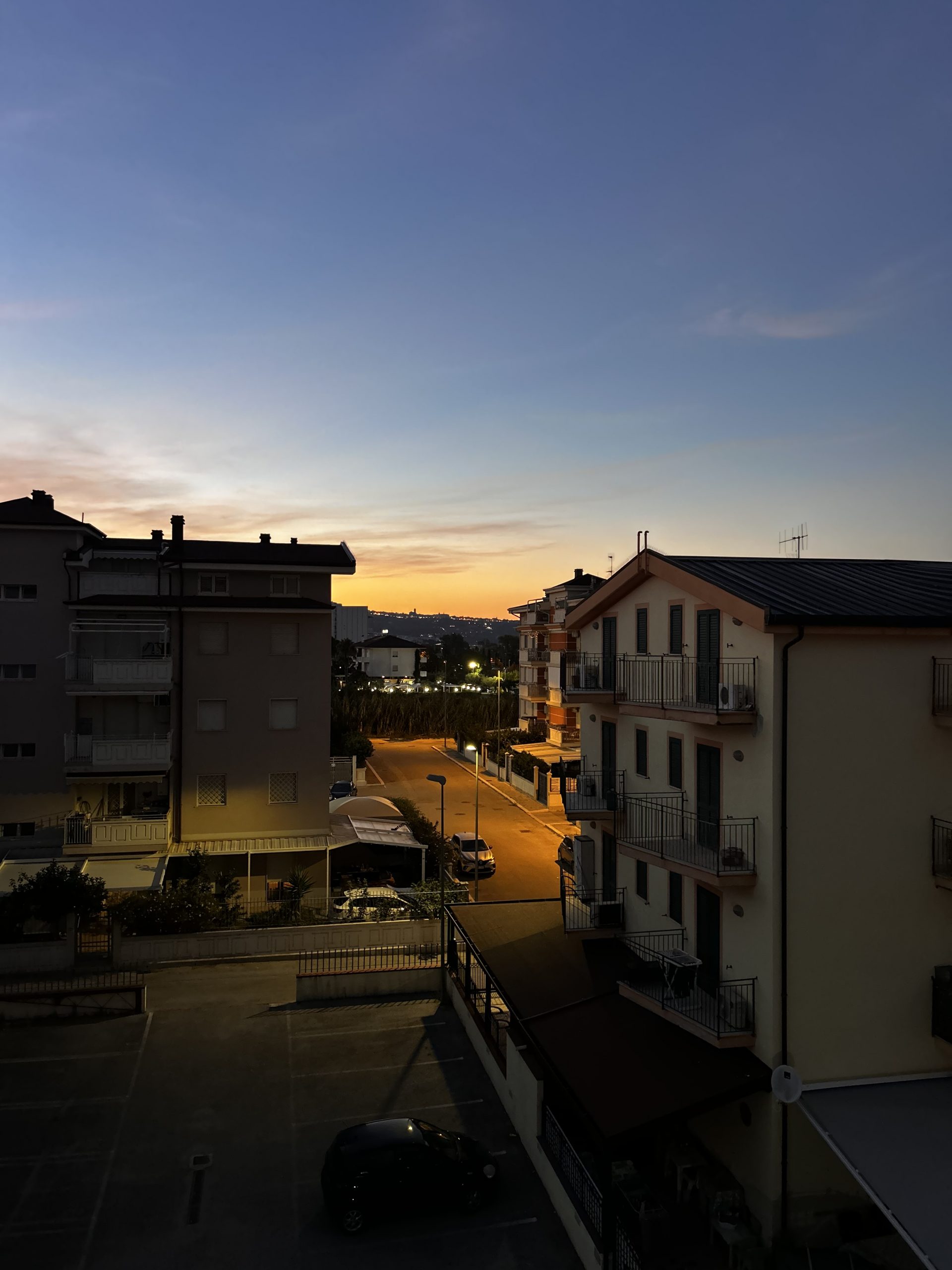 **Vasto Marina: trilocale Arredato con Doppi Terrazzi e Posto Auto**