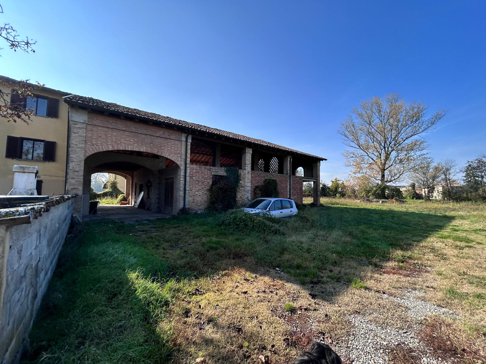 Parma: Casale con 2000mq Giardino – Ampio Potenziale da Ristrutturare ideale per Impresa