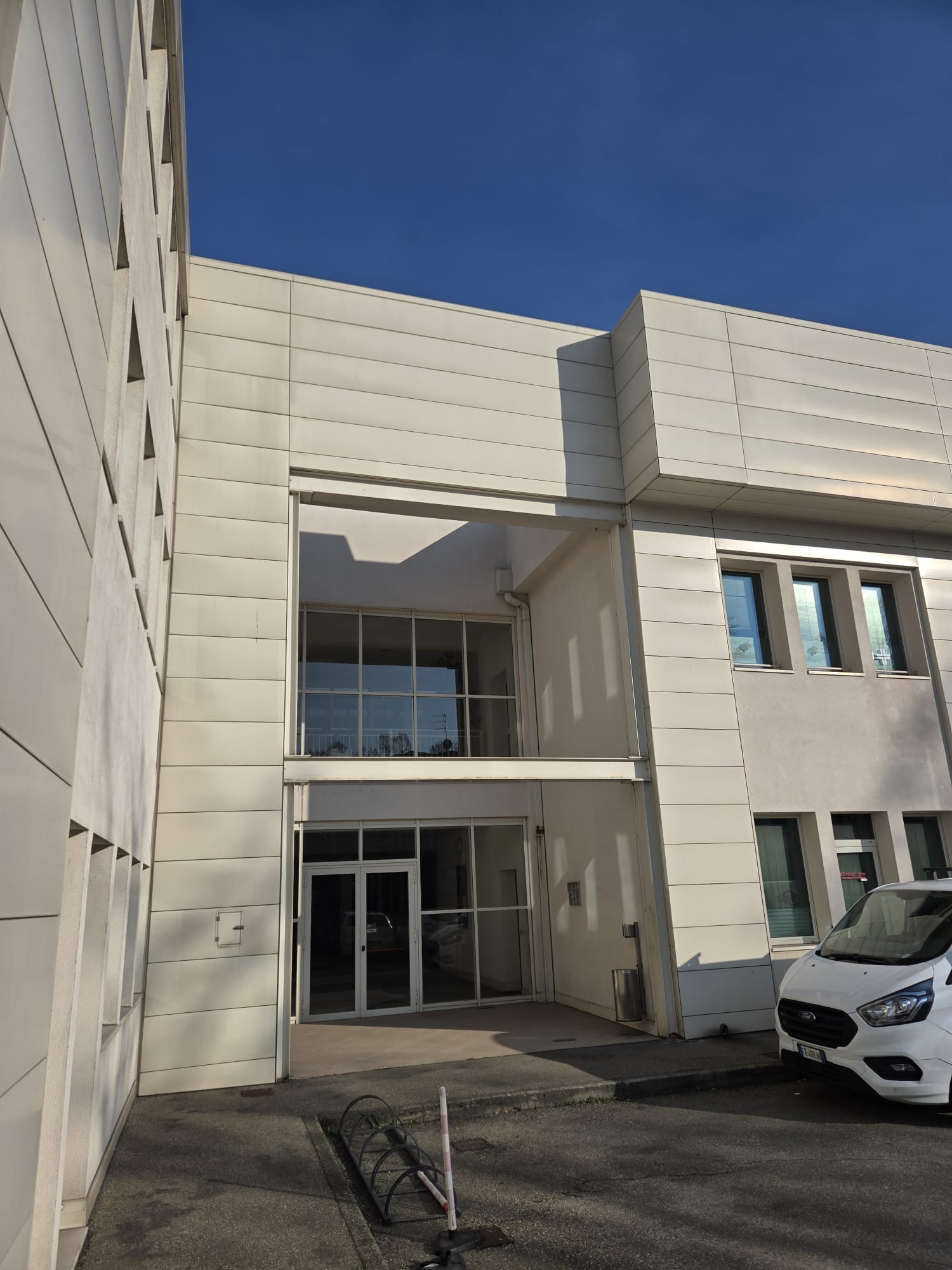 Parma: Ufficio in Affitto a 600€ con Posto Auto, Ascensore e in Zona Servita.