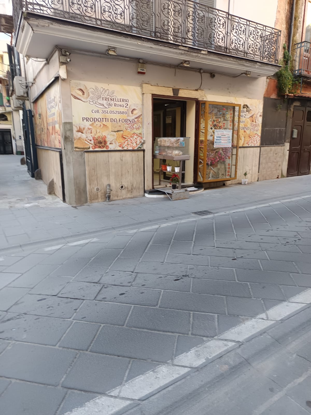 Vendesi immobile commerciale con rendita  già fittato da oltre 7 anni a un forno per pane e pizza  utile come rendita