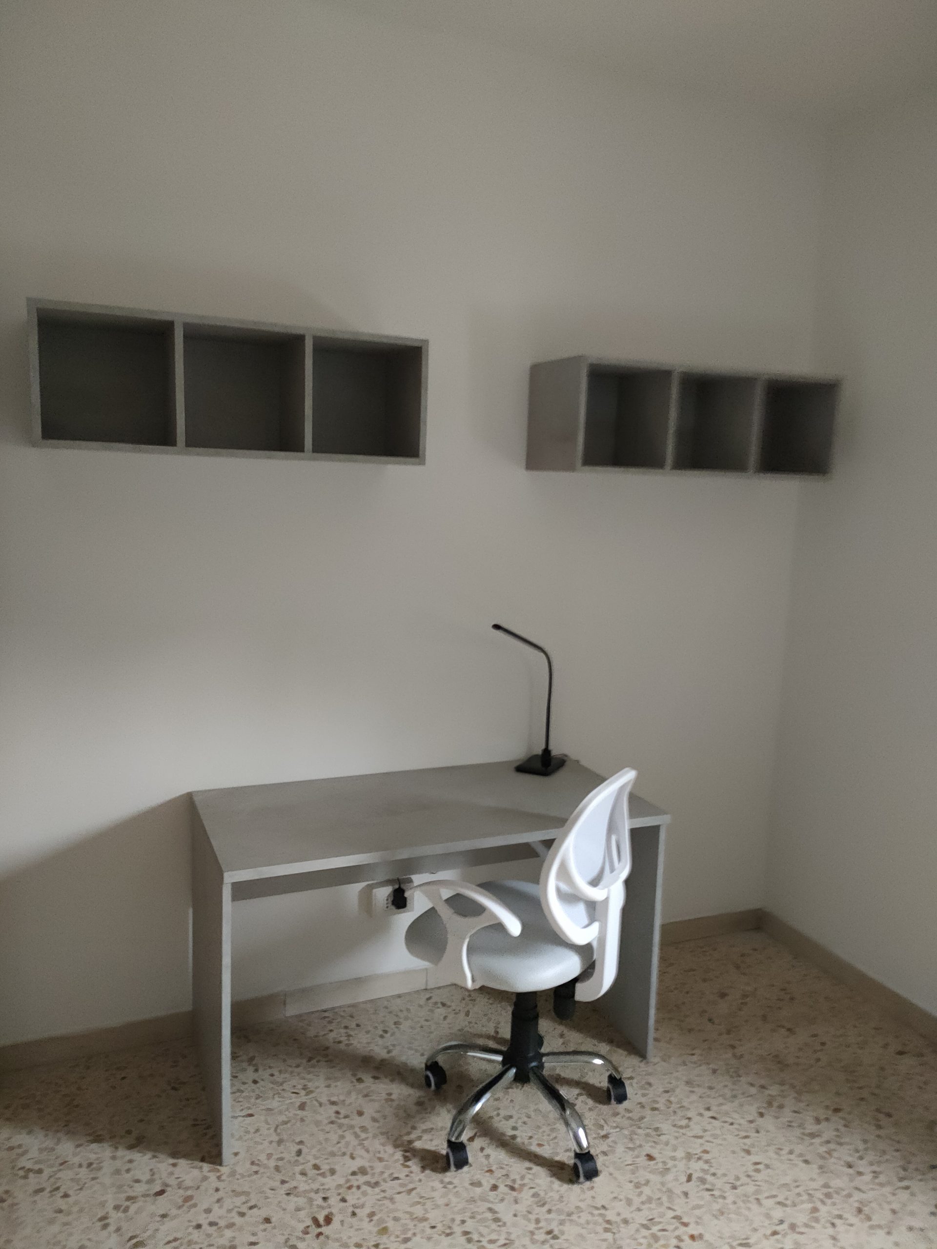 In condominio con cappotto termico affittiamo stanza matrimoniale con posto singolo.