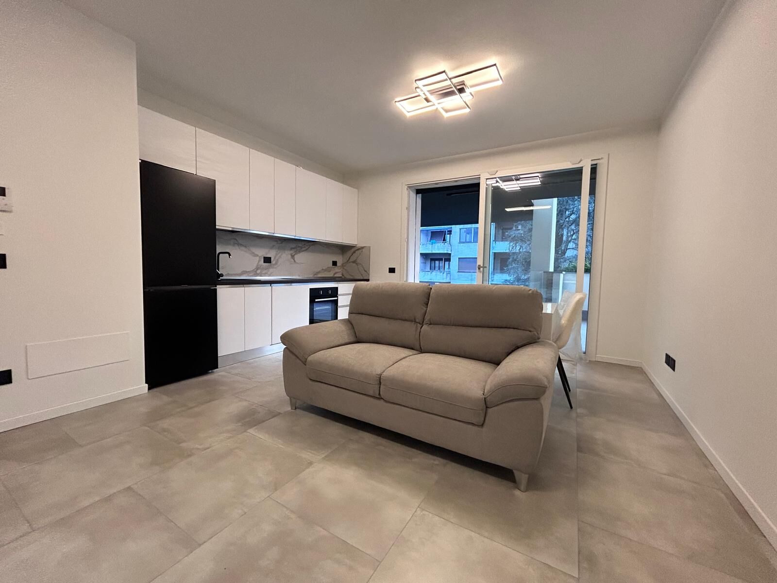 Ampio bilocale nuovo arredato con cantina e garage zona ospedale