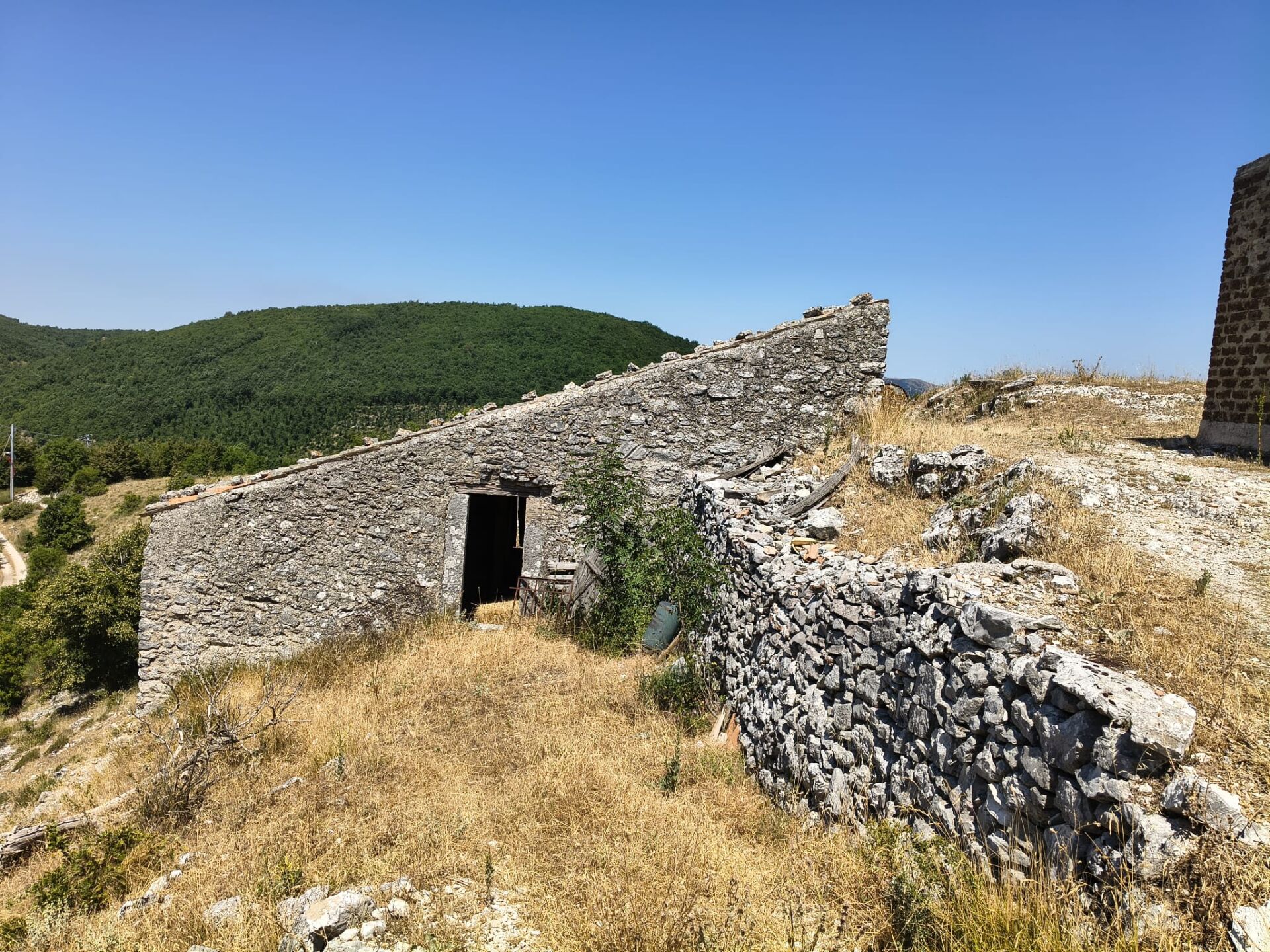 RUSTICO IN PIETRA CON CORTE ESCLUSIVA IN MONTAGNA