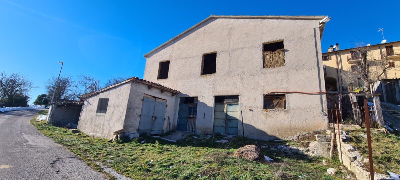 RUSTICO CON 2 GIARDINI DA FINIRE IN VALNERINA NEI PRESSI DEL PONTE TIBETANO