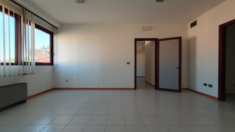 Ufficio in affitto di 76 mq a Mirandola Thumbnail