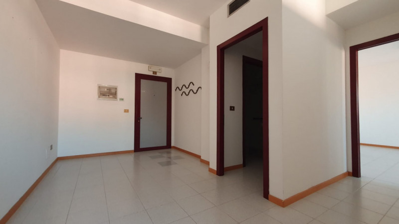 Ufficio in affitto di 76 mq a Mirandola Image 2