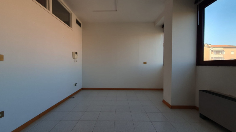 Ufficio in affitto di 76 mq a Mirandola Image 3