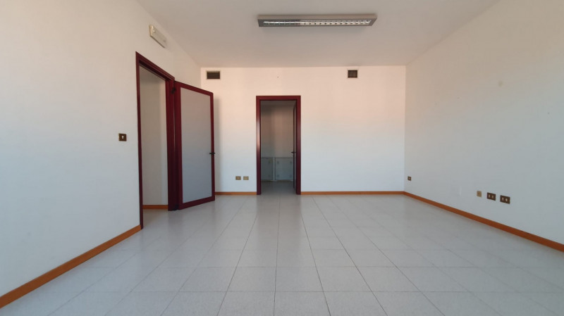 Ufficio in affitto di 76 mq a Mirandola Image 9