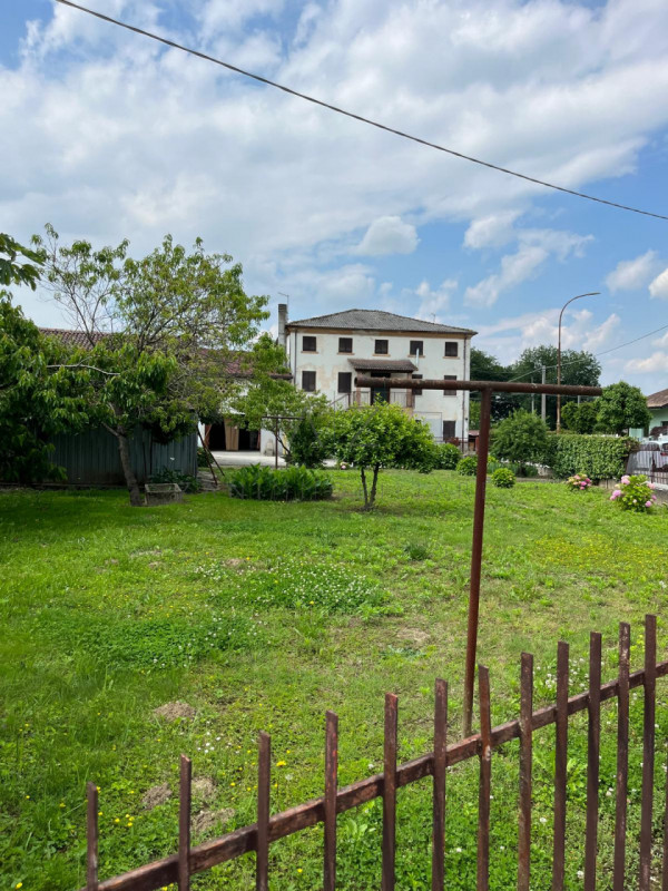 Casa singola in vendita di 360 mq a Castelfranco Veneto Image 2