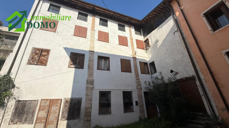 Palazzo in vendita di 300 mq a Valdagno Image 2