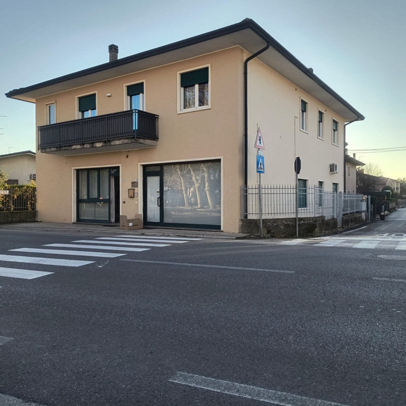 Negozio in affitto di 80 mq a Monticello di Fara Thumbnail