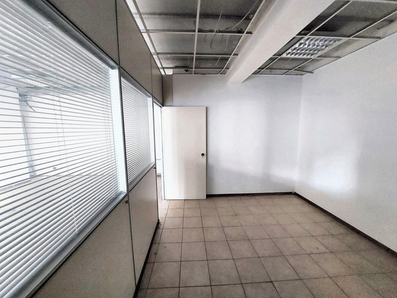 Negozio in vendita di 70 mq a Varese Image 4