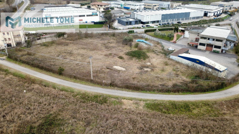 Terreno in vendita di 5477 mq Thumbnail