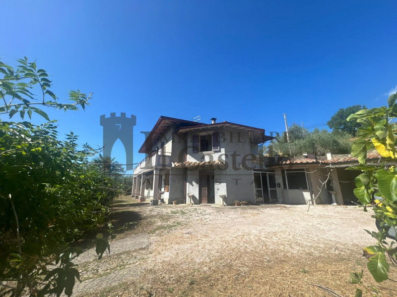 Casa singola in vendita di 200 mq a Panicale Image 2
