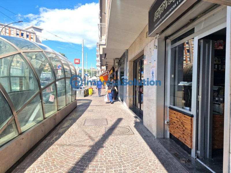 Negozio in affitto di 38 mq a Napoli Image 3