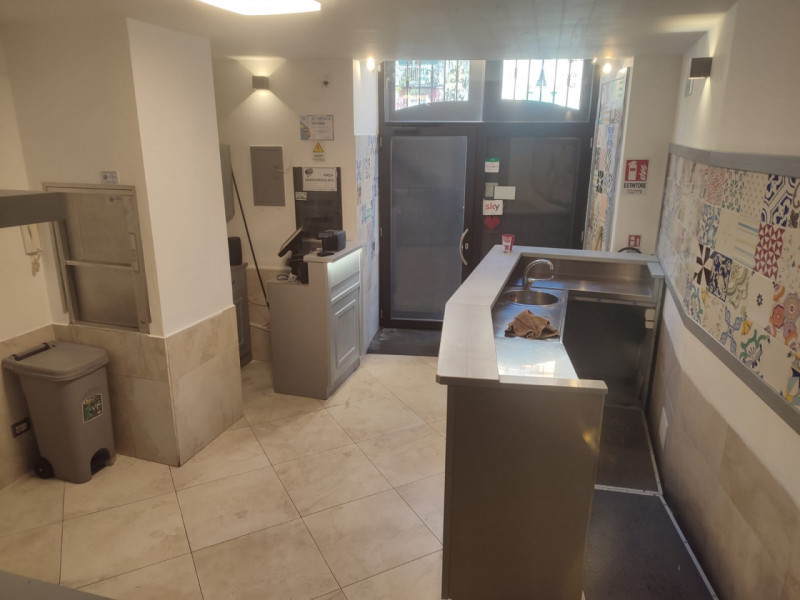 Attivita commerciale in affitto di 180 mq a Napoli Image 5