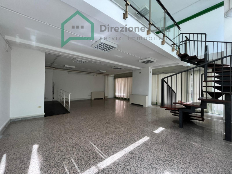 Negozio in affitto di 450 mq a Napoli Image 4
