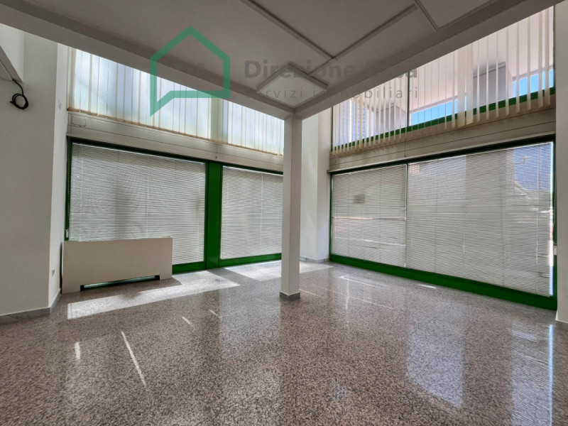 Negozio in affitto di 450 mq a Napoli Image 1