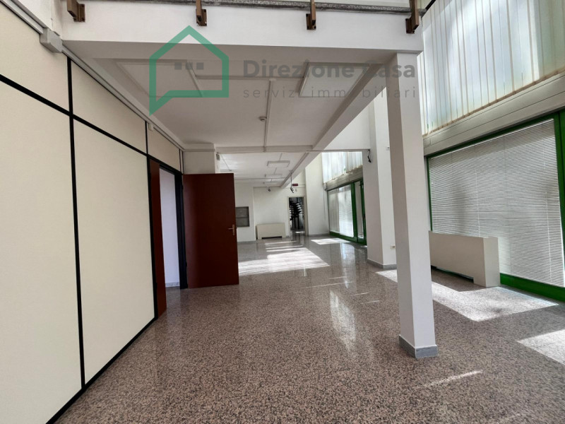 Negozio in affitto di 450 mq a Napoli Image 3