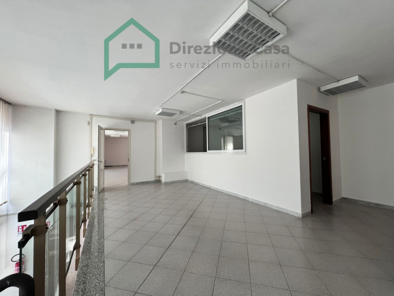 Negozio in affitto di 450 mq a Napoli Image 2
