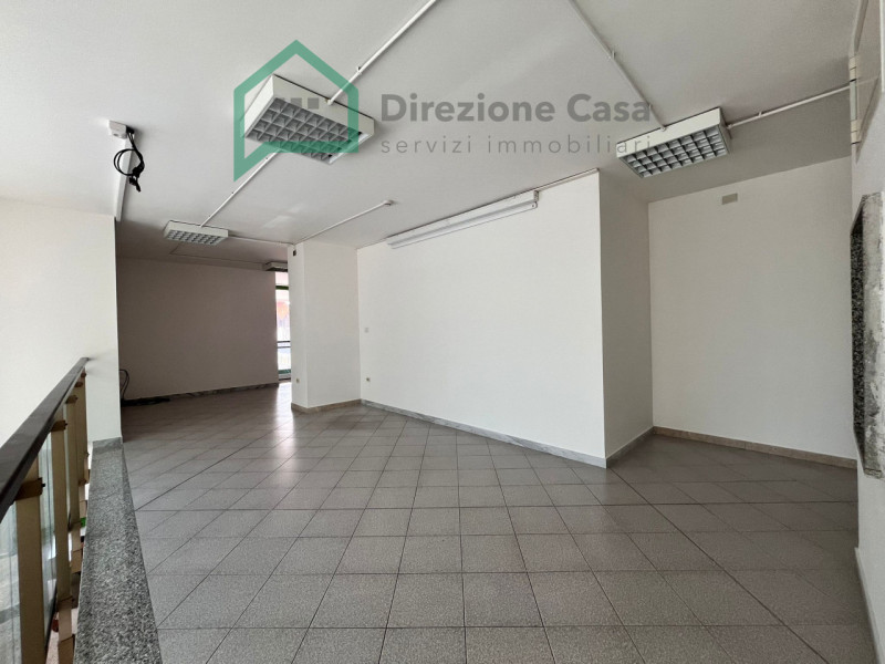 Negozio in affitto di 450 mq a Napoli Image 6