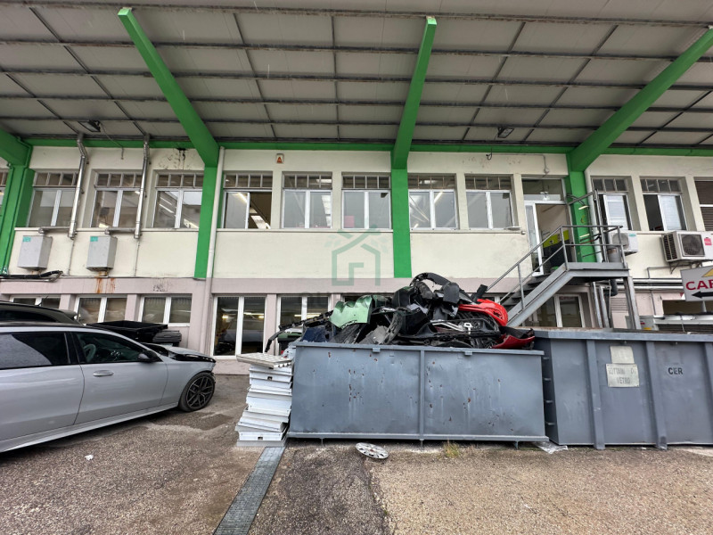 Capannone in vendita di 670 mq Thumbnail