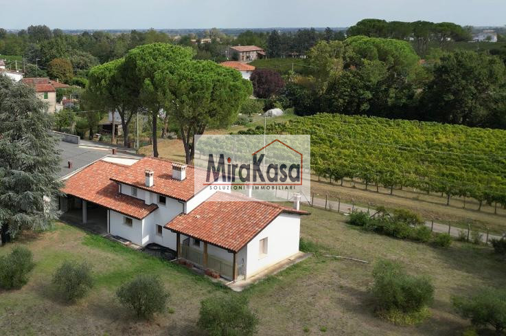 Villa in vendita di 650 mq Thumbnail