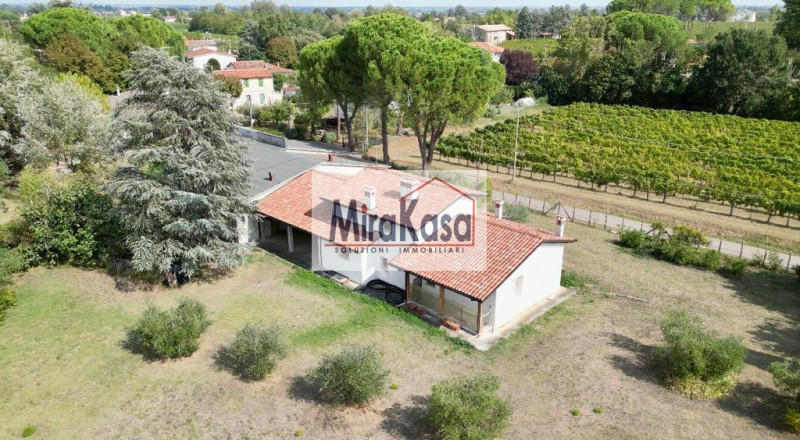 Villa in vendita di 650 mq Image 2