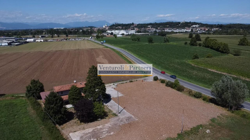 Terreno in vendita di 1100 mq Thumbnail