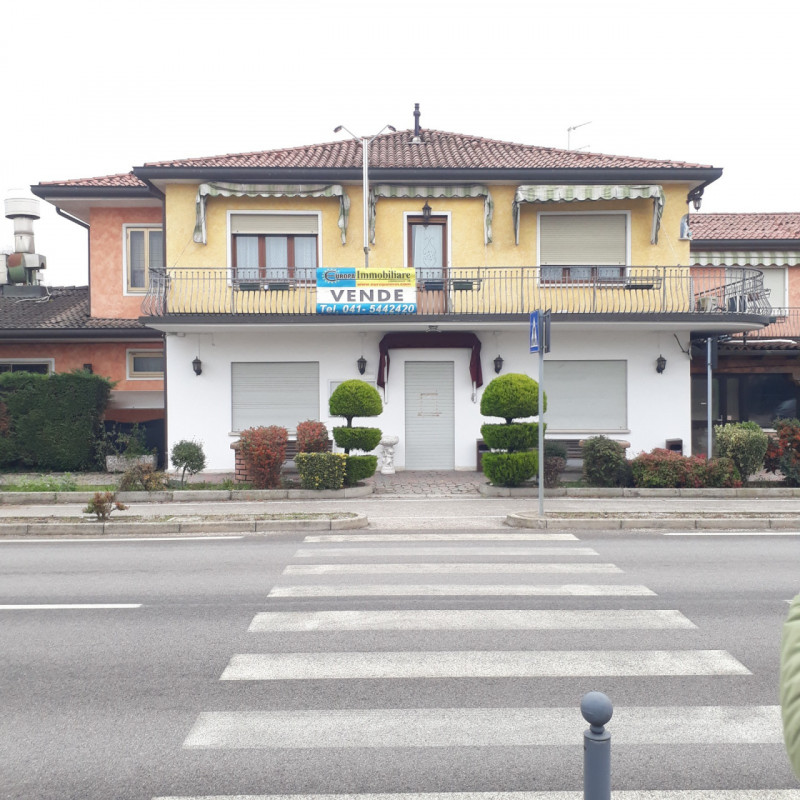 Attivita commerciale in vendita di 400 mq Image 2